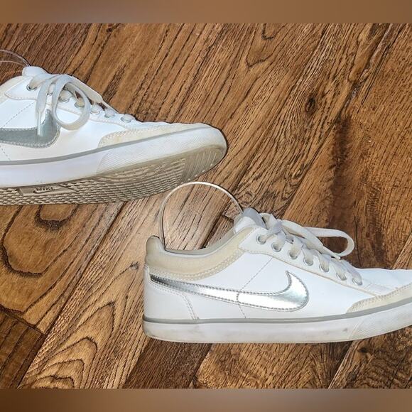 NIKE Capri III LTH Sneaker Womens Size 8.5 White Metallic Swoosh Low Top Lace Up - Picture 3 of 10